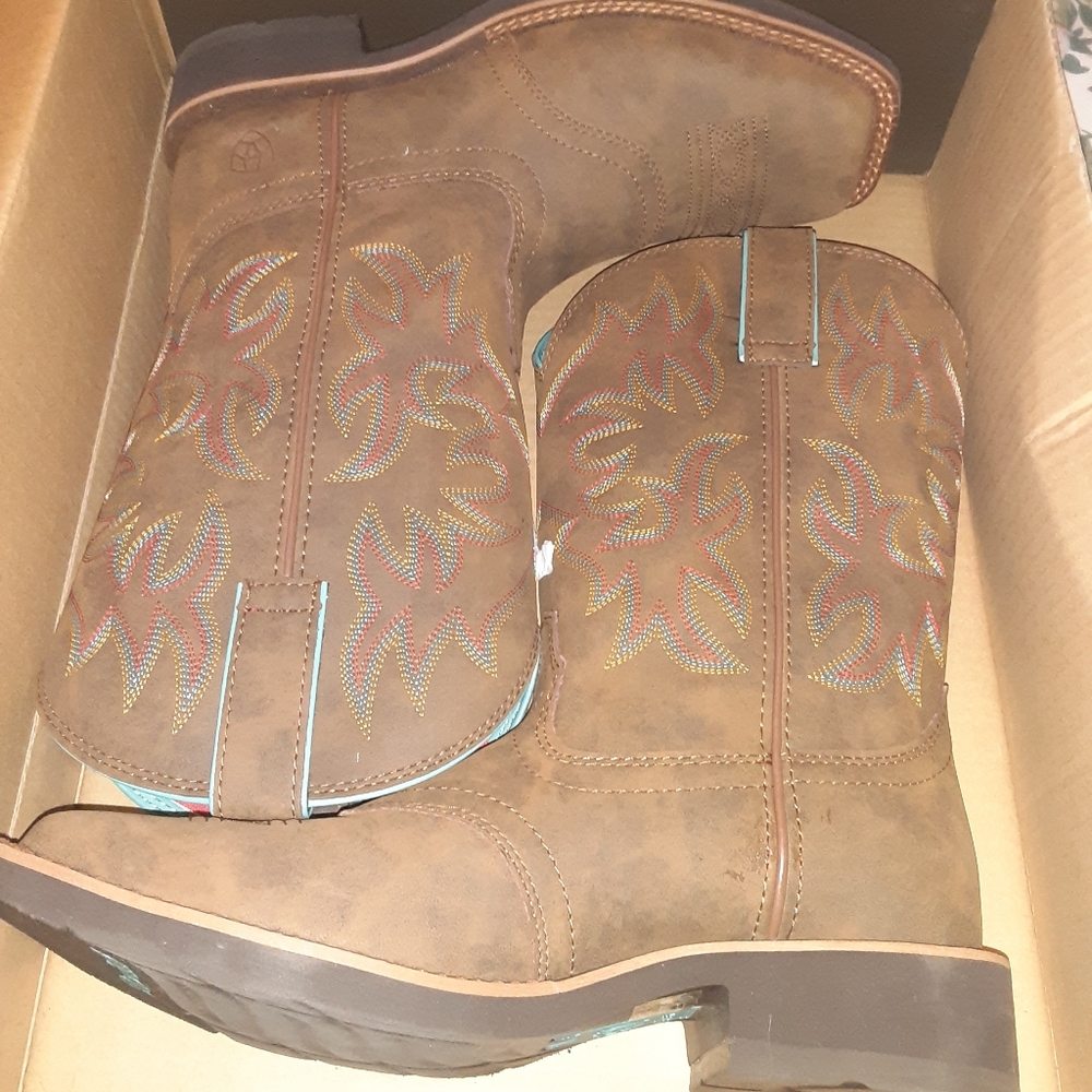 BRAND NEW WOMENS ARIAT BOOTS